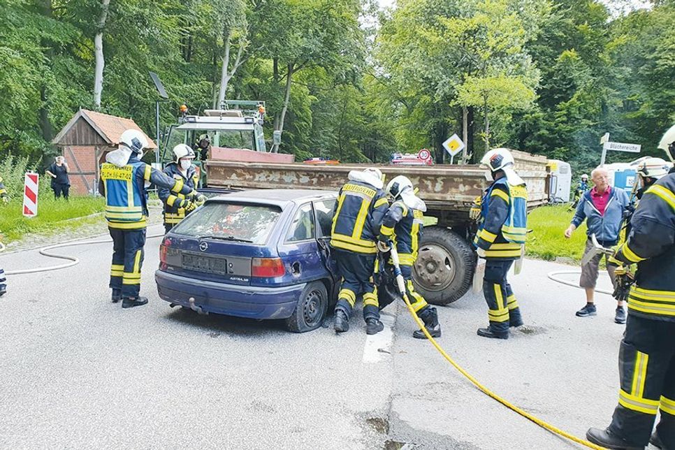 Der simulierte Unfall auf der Landesstraße ereignete sich an der Einmündung zur Blüchereiche.