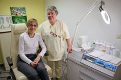 Rezeptionistin Gaby Bunte und Karin Leuthold (v. lks.) verbindet eine freundschaftliche Beziehung.