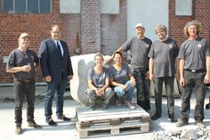 Die Künstler*innen Ian Newbery aus Schweden, July Glaspy aus Kanada, Francesca Bernadini aus Italien, Thomas Reifferscheid aus Köln, Thomas Kadziola aus Dänemark und Kurator Jo Kley (v. lks.) mit Bürgermeister Mirko Spieckermann (2. v. lks.).