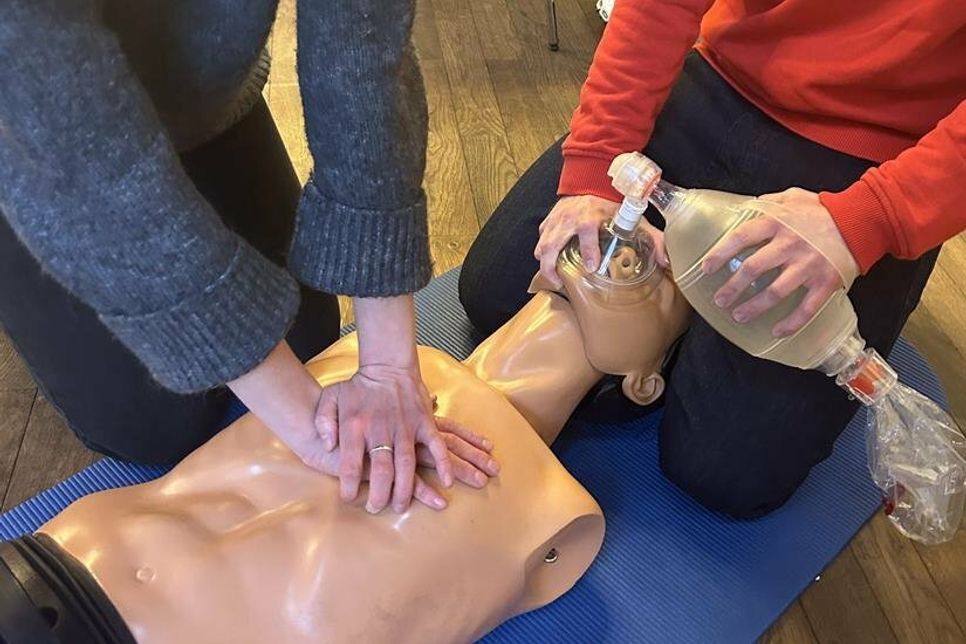 Die Interessierten durften sich am Dummy probieren.