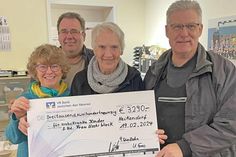 v.l. Petra Wiendlocha, Ullrich Evers, Uschi Wieck, Jens Willrodt bei der symbolischen Scheckübergabe im Schornsteinfeger-Kontor Heikendorf. Sie freuen sich über die Rekordsumme von 3.290 Euro.