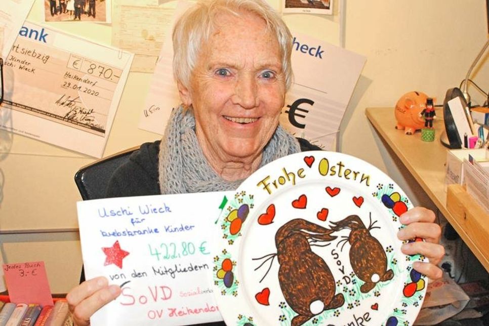 Uschi Wieck sagt auch Danke dem SoVD Heikendorf, der ebenfalls für ihr ehrenamtliches Engagement Spenden gesammelt hat. Mit einem bemalten Osterteller, den sie gemeinsam mit krebskranken Kindern gestaltet hat.
