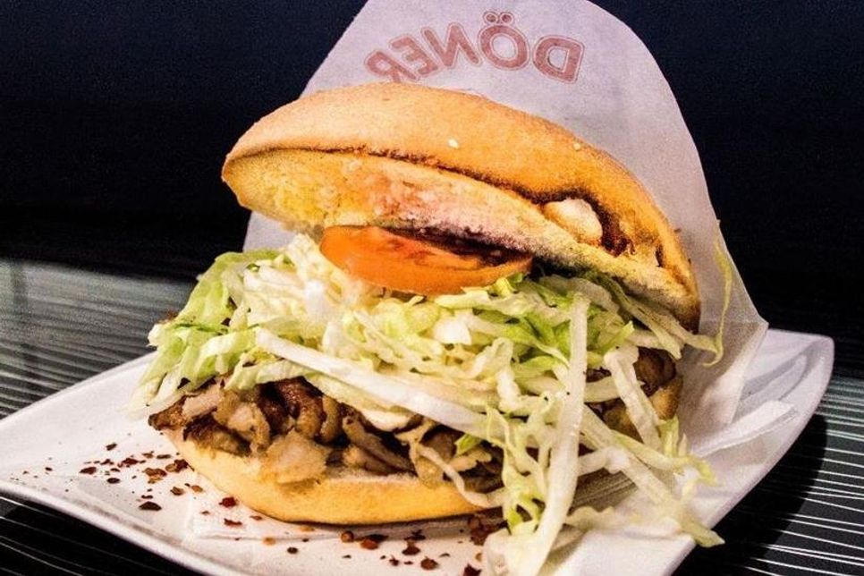 Ursprünglich wurde für Döner nur Hammel- oder Lammfleisch verwendet. Mittlerweile gibt es hierzulande auch Varianten mit Geflügel, Rind und Kalb.
