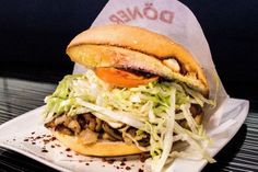 Ursprünglich wurde für Döner nur Hammel- oder Lammfleisch verwendet. Mittlerweile gibt es hierzulande auch Varianten mit Geflügel, Rind und Kalb.