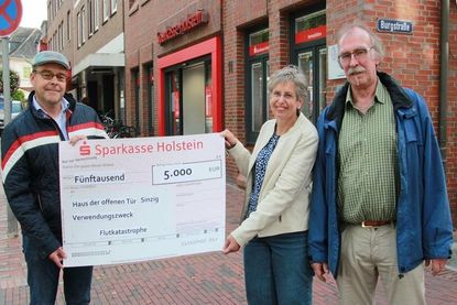 SPD-Fraktionsvorsitzender Alexander Langer-Pinto (lks.), 2. Vorsitzende Andrea Wellm und Bürgermeister Udo Gosch mit dem symbolischen Scheck.