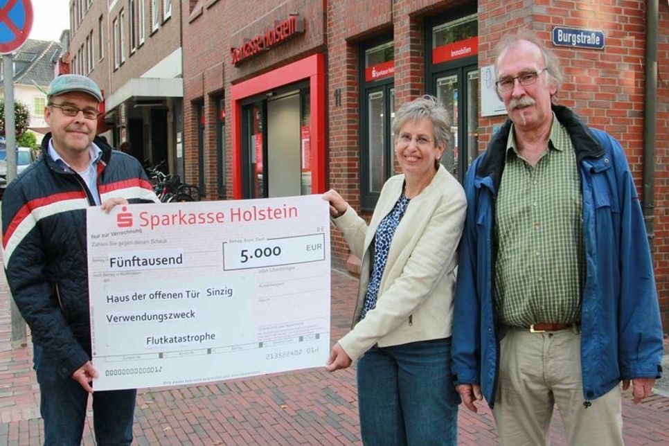 SPD-Fraktionsvorsitzender Alexander Langer-Pinto (lks.), 2. Vorsitzende Andrea Wellm und Bürgermeister Udo Gosch mit dem symbolischen Scheck.