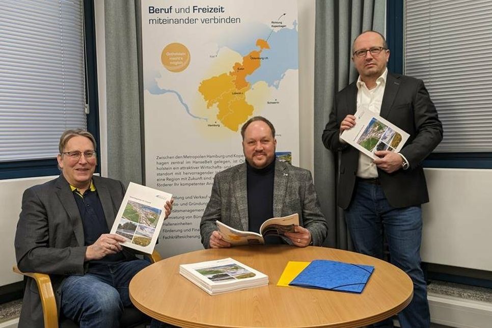 EGOH-Geschäftsführer Jens Meyer (lks.), Landrat Timo Gaarz und Dirk Bremken als Geschäftsbereichsleiter Gewerbegebiete und -zentren sehen in dem Leitfaden eine optimale Handreichung, wie Gewerbegebiete in Zukunft aussehen können.