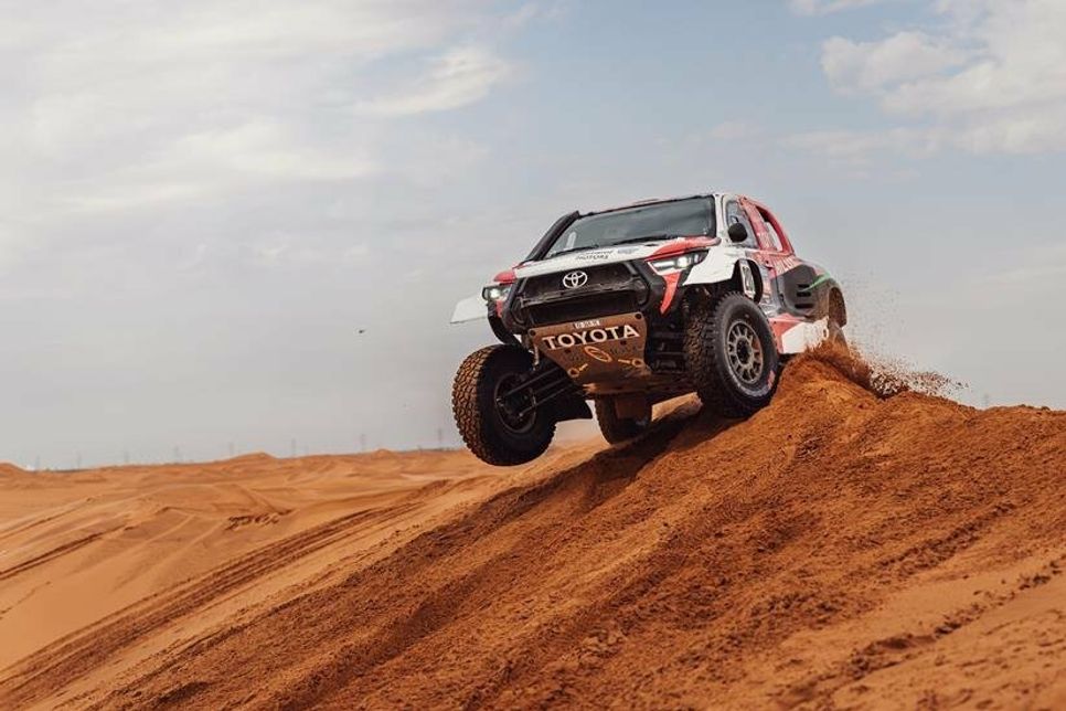 Fast Assistance und Tee trinken – Yazeed Al-Rajhi und Dirk von Zitzewitz opferten „Dakar“-Etappe neun für ihre Markenkollegen.