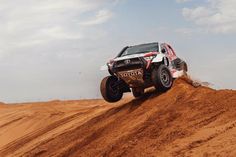 Fast Assistance und Tee trinken – Yazeed Al-Rajhi und Dirk von Zitzewitz opferten „Dakar“-Etappe neun für ihre Markenkollegen.