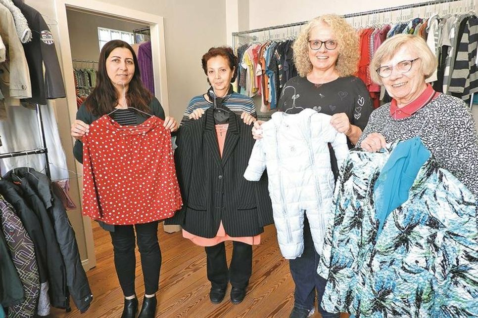 Laila Tammy, Margarita Tengeryan, Margit Thorwald und Helga Zettier (v. lks.) bitten zum Flohmarkt.