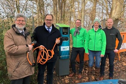 Vorsitzender Stadtwerkeausschuss Albert Geusen-Rühle, Bürgermeister Mirko Spieckermann, Werkleiter SWNH Dr. Mark Jahn, Betriebsingenieurin SWNH Anne Reimers und Geschäftsführer nonoxx pro Stefan Lingner (v. lks.) vor der Ladesäule am Gogenkrog-Parkplatz.