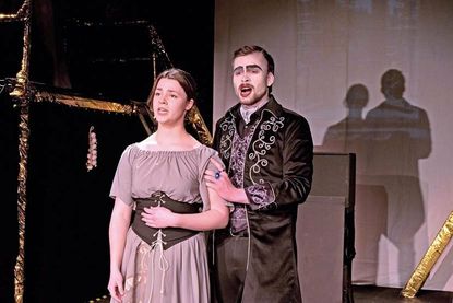 Transylvanische Vampirgesänge: Graf von Krolock (Kjell Hinz) hat die Wirtstochter Sarah (Johanna Bustorf; Leonie Strehlke) als potenzielles Opfer bezirzt.