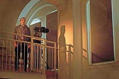 Mystischer Auftritt: Graf von Krolock (Kjell Hinz) entfaltet die Kraft der Magie, um Wirtstochter Sarah zu umgarnen und ins Schloss zu locken.
