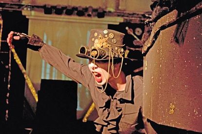 Koukol (Joschua Reinhardt), der Diener des Grafen, zieht als Spielmacher die Fäden – und schiebt mitunter ein paar Särge durch die Halle.