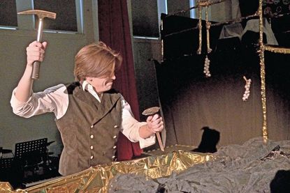 Mit Pflock und Hammer bewaffnet soll Alfred (Adrian Bodendorff), der wissenschaftliche Assistent, die Vampirgefahr ausschalten.
