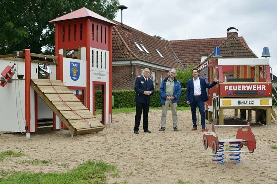 Sie freuen sich gemeinsam über die Unterstützung der Sparkasse Holstein für die Freiwillige Feuerwehr Roge: Gerth Polzin (FFW Roge und Brandschutzerzieher Kreisfeuerwehrband Ostholstein), Udo Gosch (Bürgermeister Gemeinde Sierksdorf) sowie Sparkassen-Filialleiter Klaus Lademann auf dem Feuerwehrspielplatz in Roge (v. lks.).