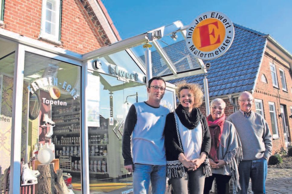 Inhaber Jan Elwert mit seiner Frau Birte und seinen Eltern Brigitte und Günther Elwert (v. lks.) vor dem Malerfachgeschäft.