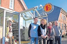 Inhaber Jan Elwert mit seiner Frau Birte und seinen Eltern Brigitte und Günther Elwert (v. lks.) vor dem Malerfachgeschäft.