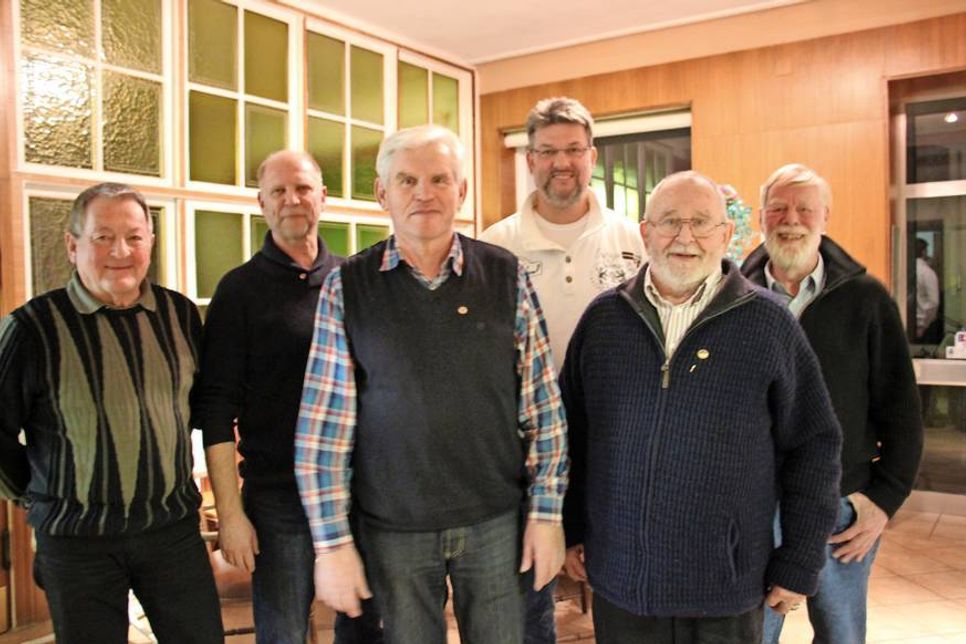 Die Vorstandsmitglieder 2. Vorsitzender Wolfgang Kemnitz, 1. Vorsitzender Uwe Kapp, Schatzmeister Christian Markmann und Schriftführer Walter Clausen (v. lks.) mit den beiden Geehrten Diedrich Scheil und Eugen Stemmler (vorn v. lks.).