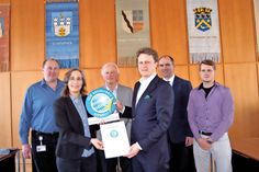 Marit Hansen übergibt die Plakette für das neue Zertifikat an Bad Schwartaus Bürgermeister Uwe Brinkmann. Im Hintergrund: Heiko Behrendt (2.v.r.), Auditor des ULD, sowie von der Stadtverwaltung Sascha Miotke (v.l.), Hans-Peter Toll und René Ratsamer.