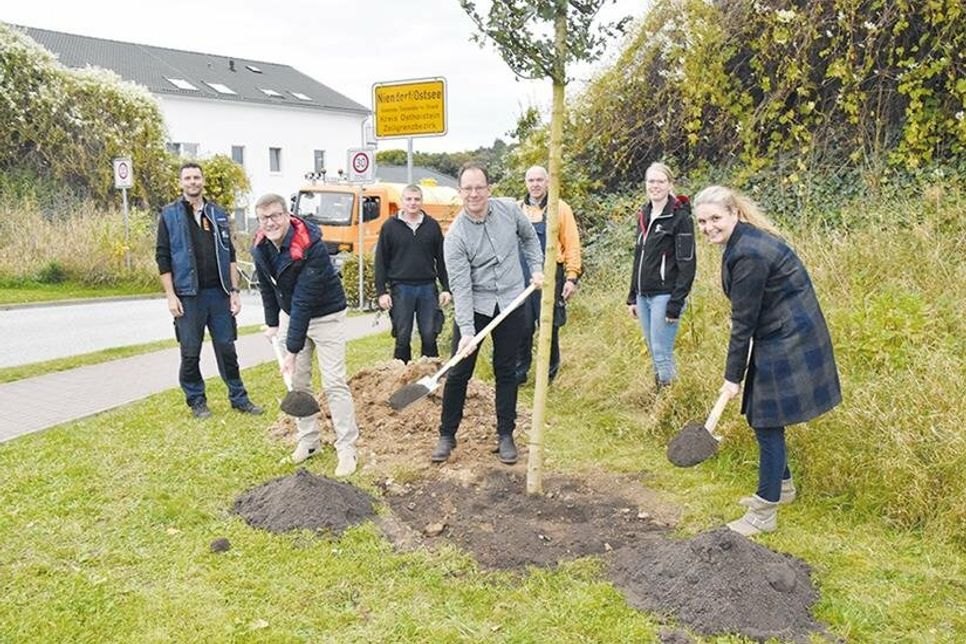 Bürgermeister Sven Partheil-Böhnke (vorne von links), Umweltausschuss-Vorsitzender Jan Karthäuser und Bürgervorsteherin Anja Evers haben an der Pflanzaktion der Gemeinde unter fachmännischer Aufsicht der Bauhofsmitarbeiter Niels Becker (hi.v.li.), Justin Seestädt und Sven Möller sowie Meike Jeromin von der Umweltabteilung der Gemeinde Timmendorfer Strand teilgenommen und tatkräftig mit angepackt.