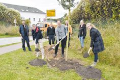 Bürgermeister Sven Partheil-Böhnke (vorne von links), Umweltausschuss-Vorsitzender Jan Karthäuser und Bürgervorsteherin Anja Evers haben an der Pflanzaktion der Gemeinde unter fachmännischer Aufsicht der Bauhofsmitarbeiter Niels Becker (hi.v.li.), Justin Seestädt und Sven Möller sowie Meike Jeromin von der Umweltabteilung der Gemeinde Timmendorfer Strand teilgenommen und tatkräftig mit angepackt.
