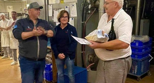 Laut Andreas und Rita Seßelberg ist Detlef Leverenz (re.) bekannt dafür, dass er „nicht lange fackelt, sondern gleich ordentlich mit anpackt“. Und das bereits seit 10 Jahren.