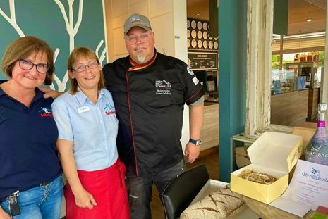 Ist von der Pike auf mit dabei: Nicole Holm (Mi.) machte ihre Ausbildung als Bäckereifachverkäuferin bei Seßelberg und ist mit 25 Jahren Betriebszugehörigkeit die dienstälteste Mitarbeiterin.