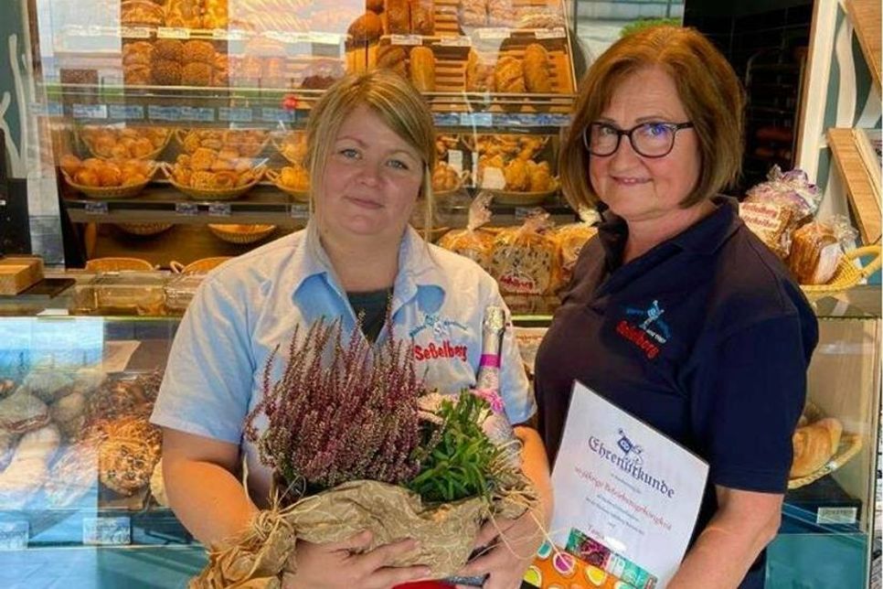 Weiß, was die Kundinnen und Kunden wünschen und engagiert sich seit 10 Jahren im Seßelberg-Team: Konditoreifachverkäuferin Tanja Suhm (lks.).