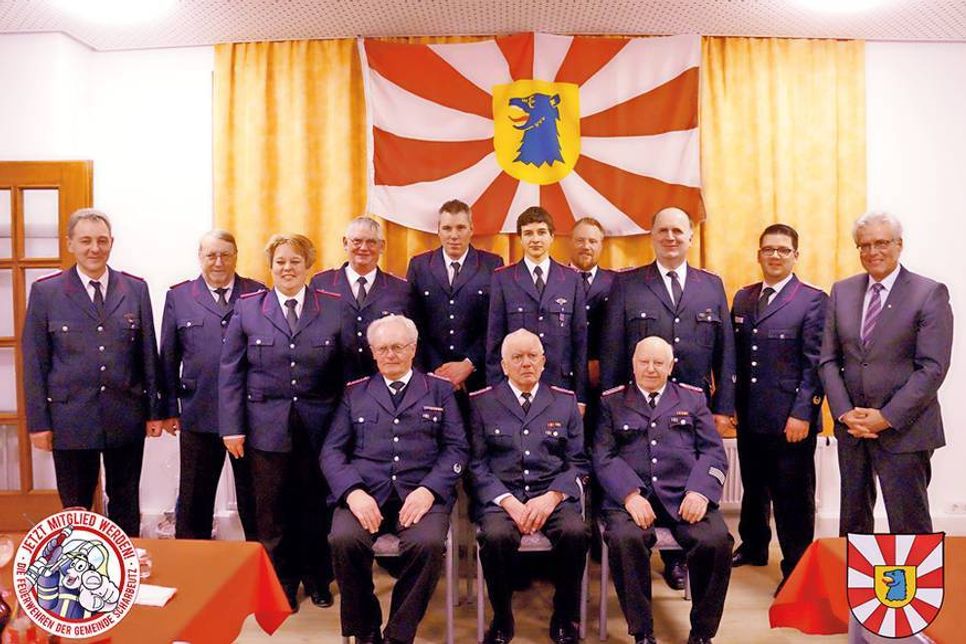 Gruppenfoto mit den Beförderten und Geehrten. (Foto: NR)