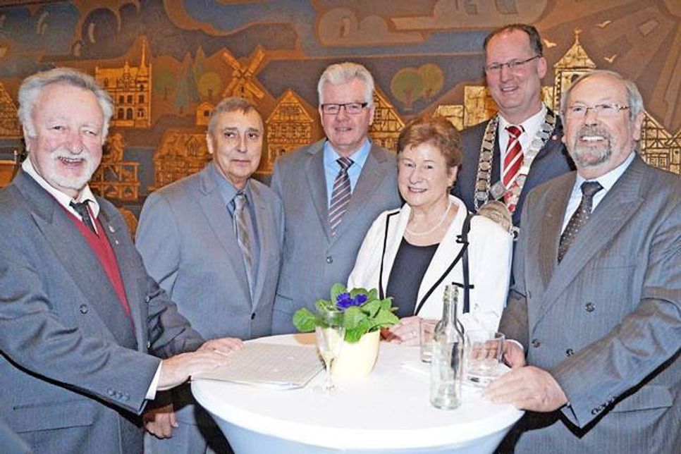 Ehemalige Bürgervorsteher und Bürgermeister trafen aktuelle Amtsträger (von links): Erich Klimm, Claus Feddersen, Wolfgang Schneider und Renate Möller-Loennies beim Plausch mit Bürgermeister Björn Demmin und Bürgervorsteher Hans-Jürgen Gärtner.