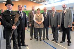 Glücksbringer Bezirksschornsteinfegermeister Carsten Bracke, Bundestagsabgeordneter Ingo Gädechens und die fünf Vertreter der Gemeinden des Amtes Ostholstein-Mitte: Hans-Peter Zink (Bürgermeister Altenkrempe), Christiane Hill (zweite stellvertretende Bürgermeisterin Kasseedorf), Hans-Alfred Plötner (Bürgermeister Schönwalde), Rainer Holtz (Bürgermeister Schashagen) und Volker Weidemann (Bürgermeister Sierksdorf) (v. lks.).