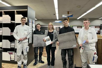 Vier der fünf Auszubildenden der Firma Haack Heimtex haben es bald geschafft und im Sommer 2022 ihren Abschluss in der Tasche.