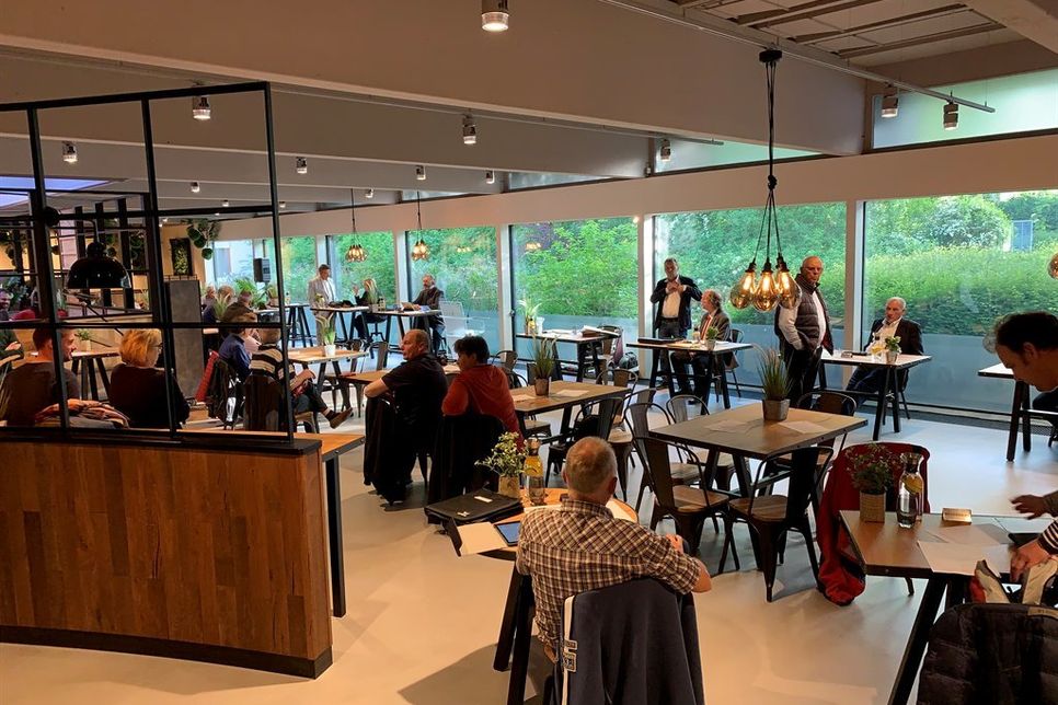 Versammlung im Restaurant Weltumsegler des Hansa Parks.