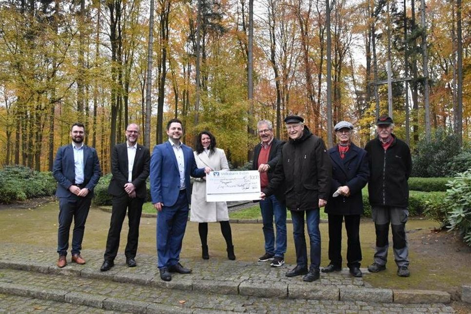 Marketingleiter Florian Doormann, Vertriebsleiter Jörn Grabbert und Steffen Braun (Teilmarktleiter Scharbeutz und Timmendorfer Strand) von der Volksbank Eutin übergeben im Beisein von Bürgermeisterin Bettina Schäfer den symbolischen Spendenscheck an Dorfvorsteher Helmut Kurth sowie Lutz Tamchina, Dr. Peter Bethke und Bernhard Stellmacher (v. lks.) vom Arbeitskreis 27. Januar. (Foto: René Kleinschmidt)