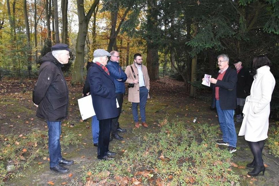 Haffkrugs Dorfvorsteher Helmut Kurth erläutert vor Ort die Pläne für den geplanten Umbau vom Ehrenfriedhof zum Mahnmal. (Foto: René Kleinschmidt)