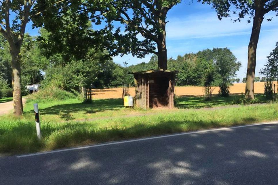 Grube. Um den reporter-Lesern in Muchelsdorf und Rosenhof eine regelmäßige Zustellung unseres Familienwochenblattes zu gewährleisten, wurde in Absprache mit der Gemeinde ein Prospekthalter an der Bushaltestelle in Rosenhof angebracht. Dieser wird mittwochs und samstags mit den aktuellen reporter-Ausgaben bestückt. (red)