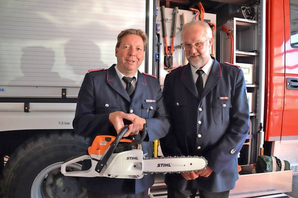Wehrführer Ralf Volgmann und Gerätewart Torsten Fiehn (links) freuen sich über die gespendete Motorsäge, die sie von Wolf-Rüdiger Forjahn und Michael Rehn erhalten haben. (Foto: René Kleinschmidt)