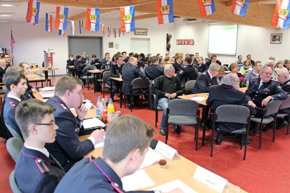 Der Tagesordnungspunkt „Feststellen der Anwesenheit“ konnte zur Zufriedenheit abgehakt werden: Das Feuerwehrgerätehaus in der Kirchhofsallee war rappelvoll.
