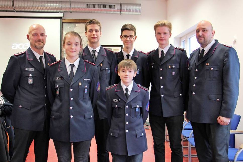 Jugendwart André Fink mit dem Vorstand der Jugendfeuerwehr Anna-Lena Fink, Nick Ahrendt, Fredrik Schultz, Melvin Fink und Daniel Schulz sowie dem Wehrführer Sven Lesse (v. lks.).