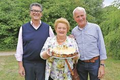 Freuten sich über viele Gratulanten: Die Vogelpark-Betreiber Klaus Langfeldt (re.) und Massimo Menghini mit Gisela Steinhardt vom Förderverein, die eine Geburtstagstorte überreichte. (Foto: René Kleinschmidt)