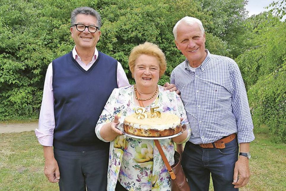 Freuten sich über viele Gratulanten: Die Vogelpark-Betreiber Klaus Langfeldt (re.) und Massimo Menghini mit Gisela Steinhardt vom Förderverein, die eine Geburtstagstorte überreichte. (Foto: René Kleinschmidt)