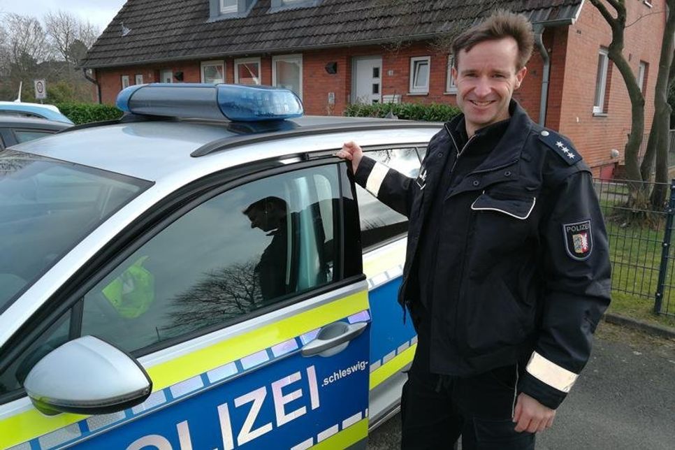 Süsel. Zum 1. Juni hat der bisherige Leiter der Polizeistation Süsel, Polizeihauptkommissar Ralph de Paoli, die Dienststelle verlassen. Er war zwölf Jahre lang der Leiter der Polizeistation und wurde bei den Personalratswahlen zum Vorsitzenden dieses Gremiums bei der Polizeidirektion Lübeck gewählt. Eine Entscheidung über seine Nachfolge soll in Kürze erfolgen. (red)