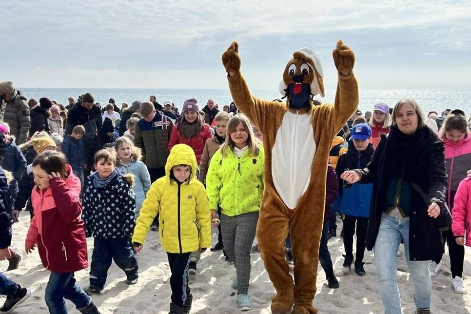 Angeführt vom Osterhasen ging es um Punkt 11 Uhr an den Strand zur großen Eiersuche.