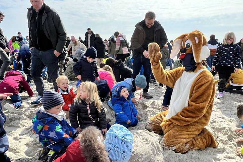 Auch der Osterhase half den Kindern beim Buddeln.