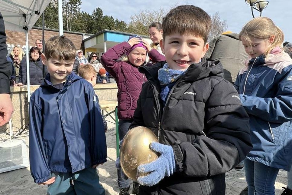 Stolz hielt Antonio das Goldene Ei in der Hand.