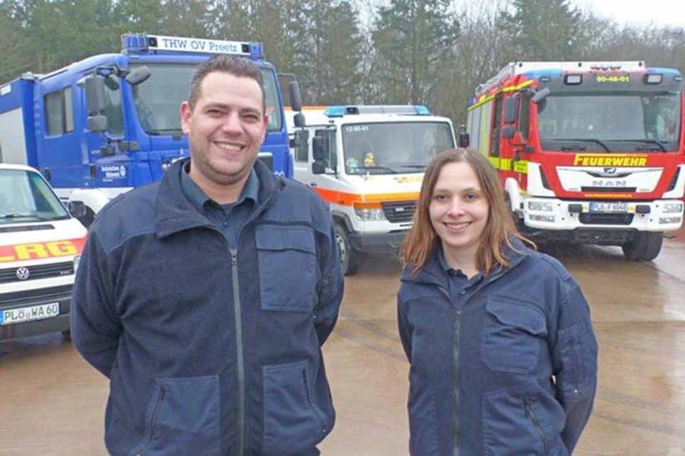 Sind das Herz des Blaulichtprojekts im Kreis Plön: Neele Schwiderski und Philip Möller sind beide ErzieherIn wie auch Mitglieder in ihrer örtlichen Freiwilligen Feuerwehr. Sie sind seit dieser Woche – immer zusammen mit einem Kollegen aus der betreffenden Blaulicht-Organisation – in den KiTas und Grundschulen des Kreises, um den Lütten die Arbeit von THW, DRK, Feuerwehr und Co. spielerisch nahezubringen.