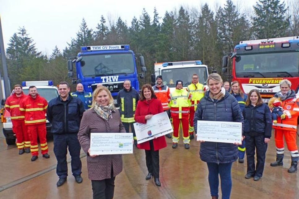 In der vergangenen Woche ist zusammen mit Vertretern der teilnehmenden Blaulicht-Organisationen, den beiden hauptamtlichen Fachkräften, der Landrätin Stephanie Ladwig und den Vertreterinnen der fördernden AktivRegionen der Startschuss für das Blaulichtprojekt gefallen