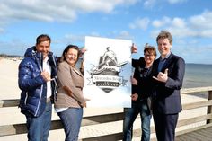 Matthias Neumann (links) und Birgit Ballhause (Act Agency) freuen sich mit Hansjörg Conzelmann und André Rosinski von der Tourismus-Agentur Lübecker Bucht auf den „Mercedes Benz SUP World Cup“ in Scharbeutz.