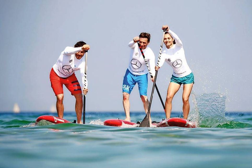 Ende Juni dreht sich in Scharbeutz alles um das Stand Up Paddling (SUP). Die Vorbereitungen laufen auf Hochtouren: Vor kurzem fand unter anderem ein Foto-Shooting auf dem Wasser statt. (Foto: Hoch Zwei)